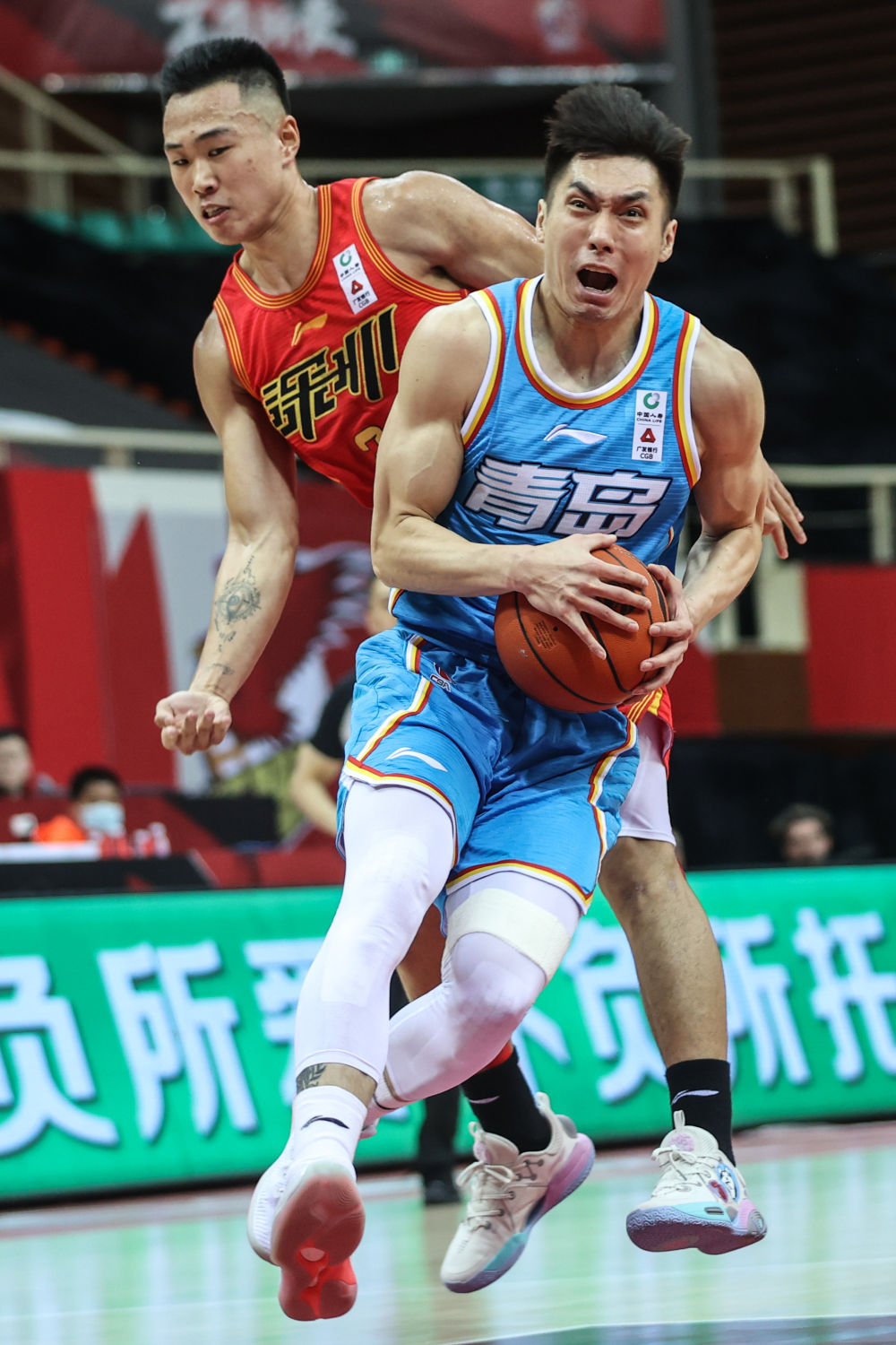 开云体育APP下载-深圳队鏖战广东队，詹姆斯高光表现