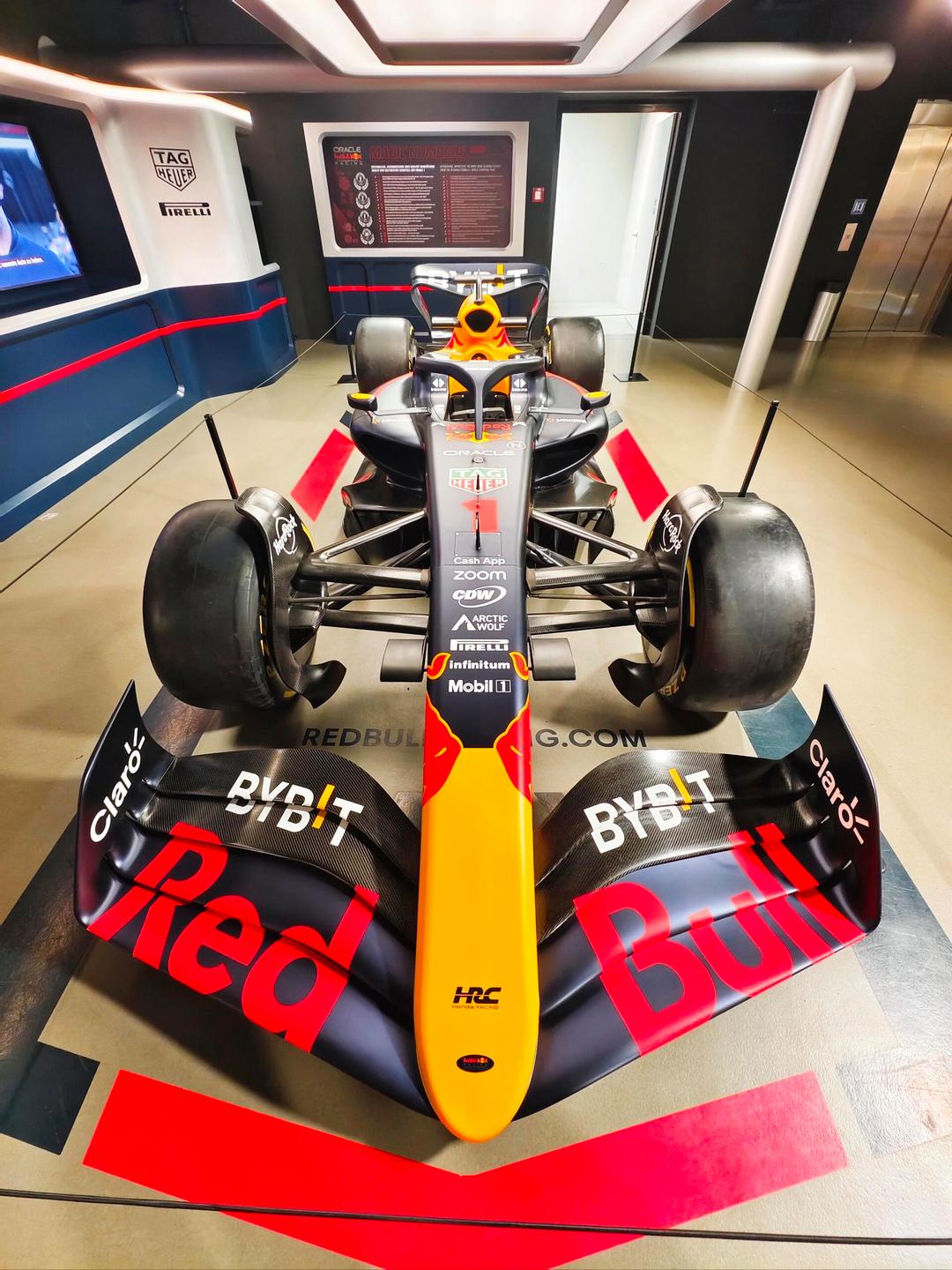 阿斯顿马丁险胜红牛车队，维斯塔潘刷新纪录